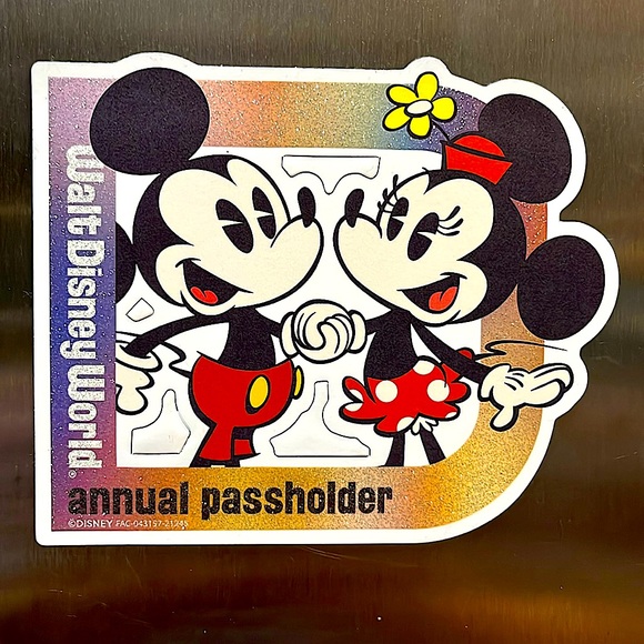 Walt Disney World Annual Passholder Magnet. Mickey and Minnie holding hands. - Picture 1 of 1